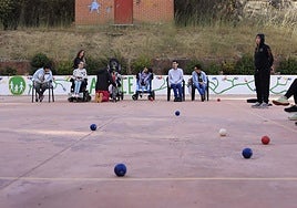 Un grupo de niñas y niños juegan a la boccia en el centro Aspace en Villamayor