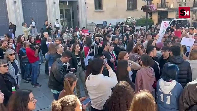 Decenas de jóvenes estudiantes se han reunido para alzar la voz por la situación de Gaza