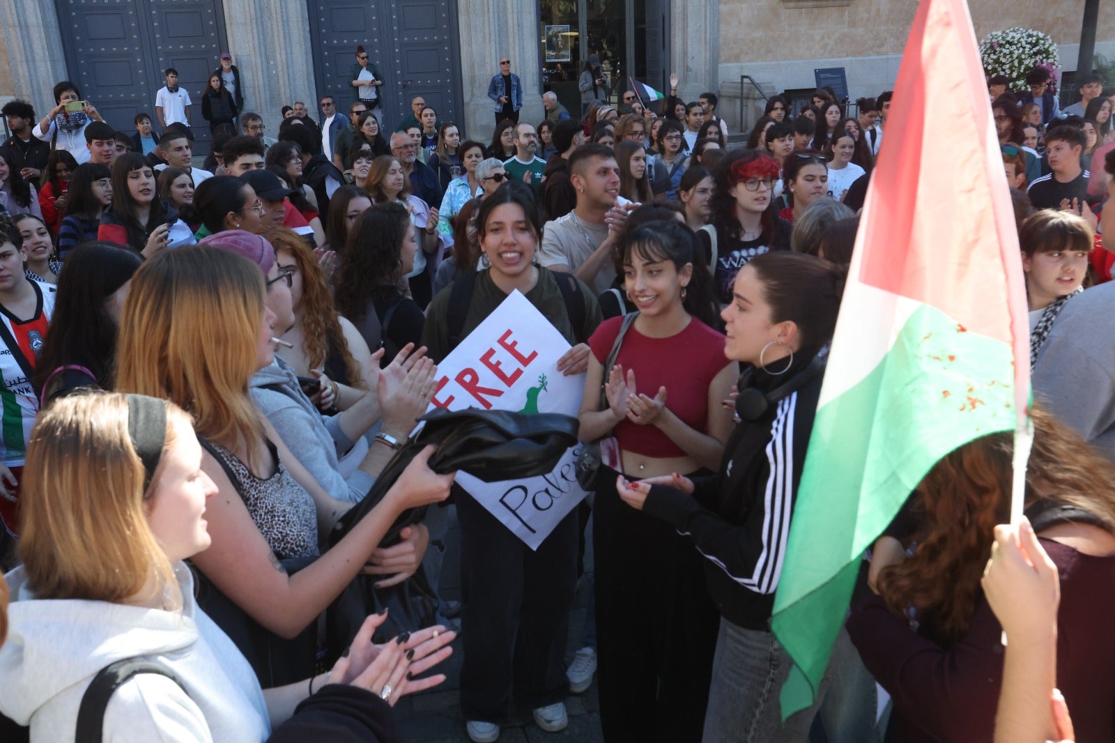 La manifestación de estudiantes en Salamanca a favor de Palestina, en imágenes