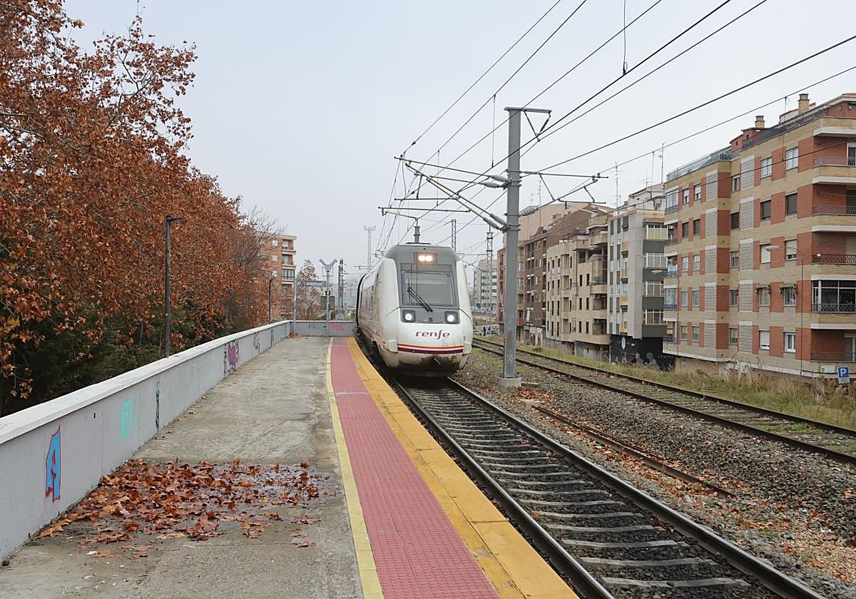 Imagen de archivo de un tren en el apeadero de La Alamedilla.