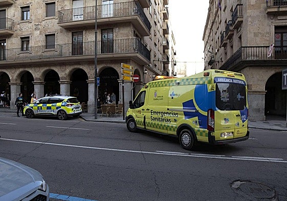 Imagen de archivo de la ambulancia y la policía local en Salamanca.