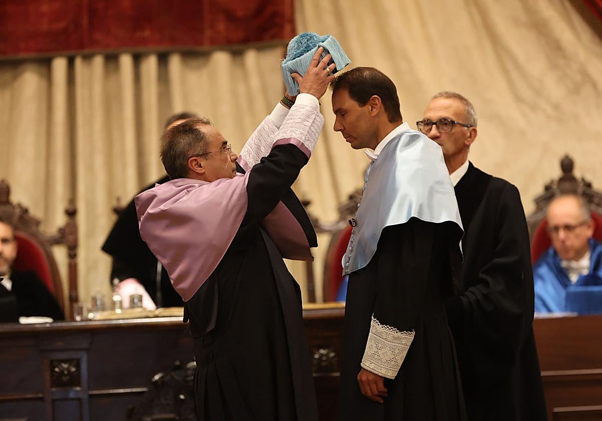 Nadal y el rector, saludando al público.