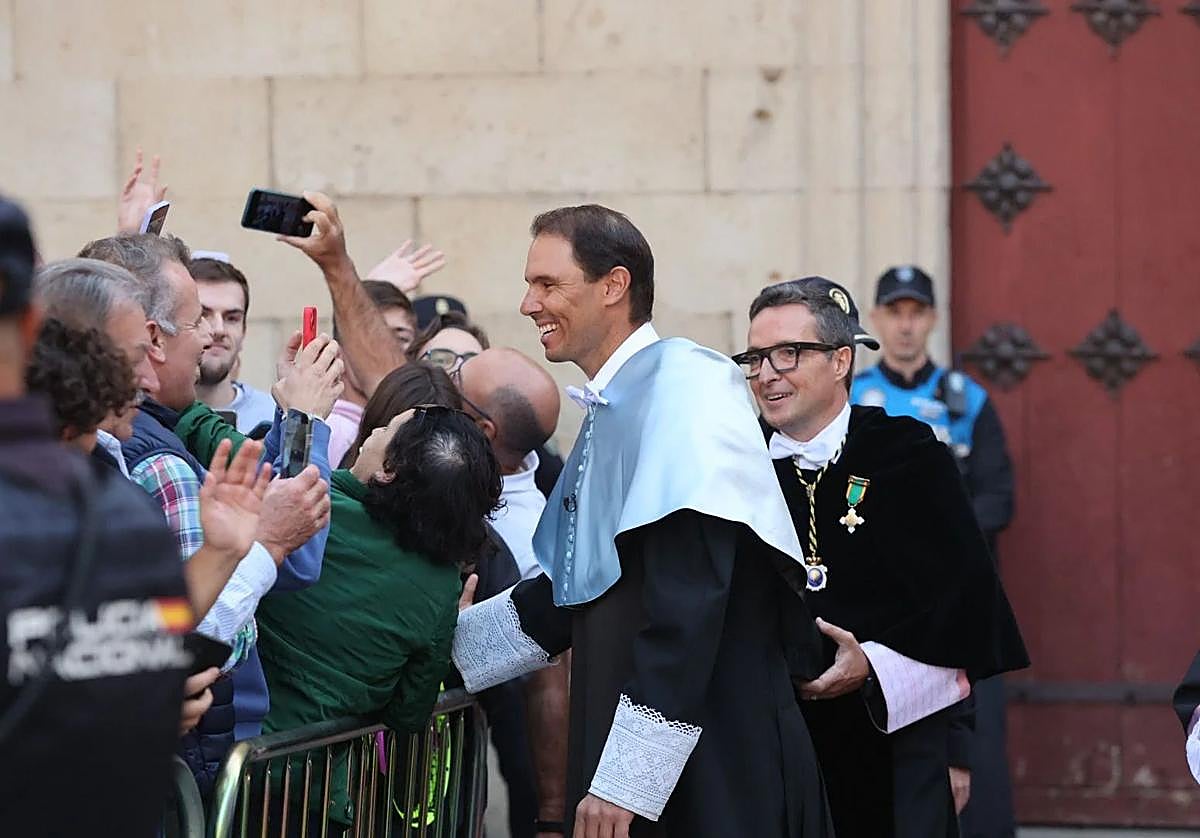 Nadal y el rector, saludando al público.