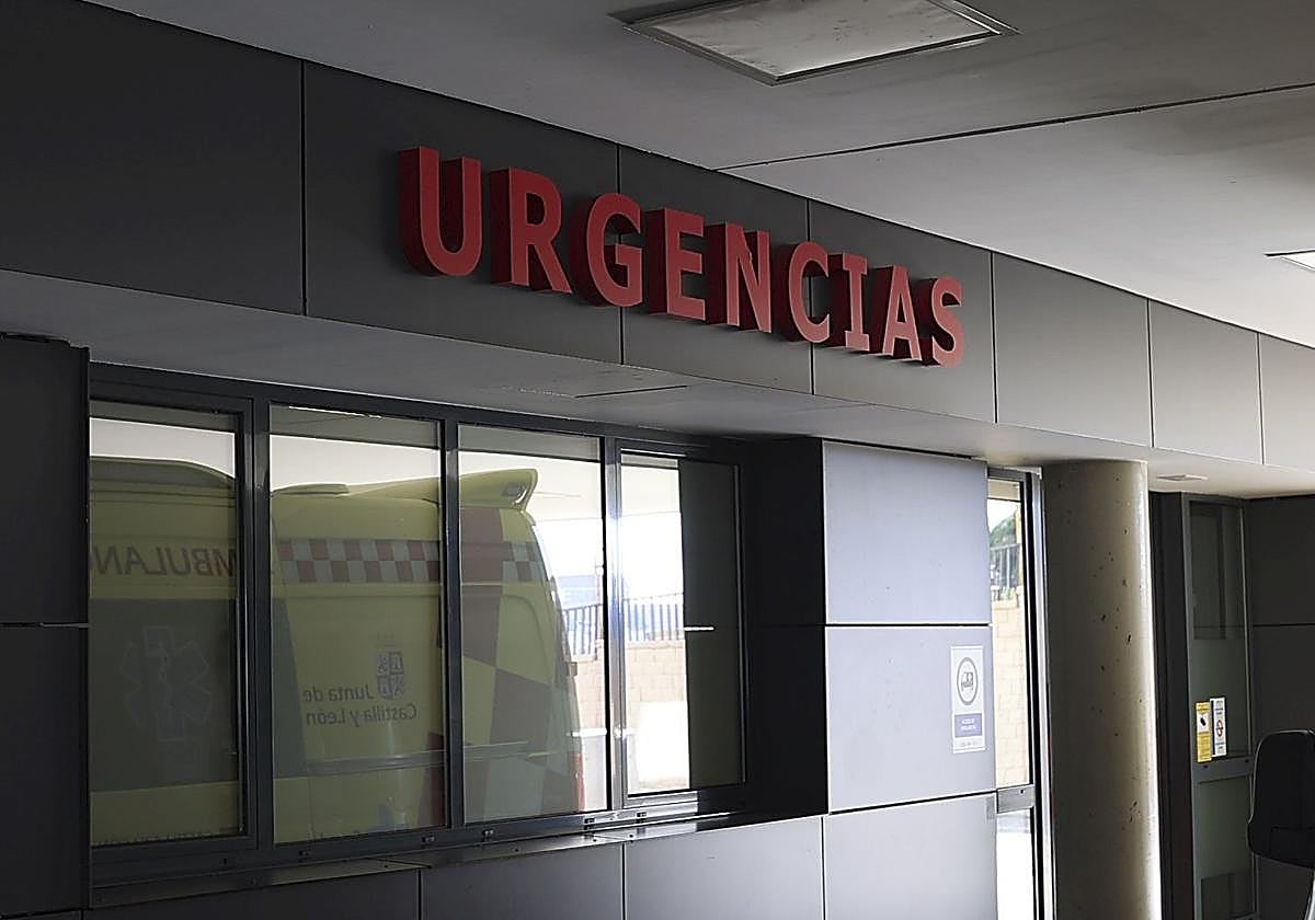 Puerta de urgencias del Hospital Univesitario de Salamanca en una imagen de archivo.