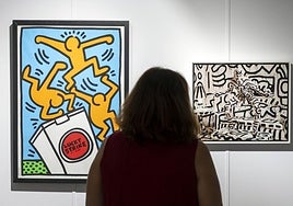 Una visitante observa obras de Keith Haring.