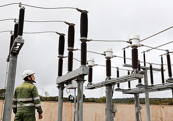 Operario en una subestación eléctrica.