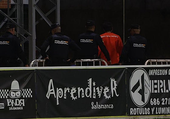 La Policía Nacional acompaña fuera del campo al aficionado tras el incidente.