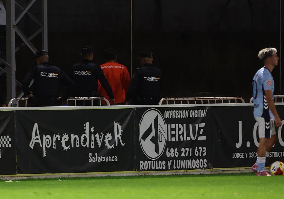 La Policía Nacional acompaña fuera del campo al aficionado tras el incidente.