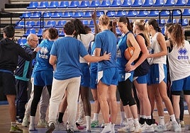 Las jugadoras de Avenida hacen piña antes de viajar a Grecia.
