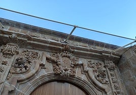 El tejadillo de cristal colocado sobre la fachada principal.