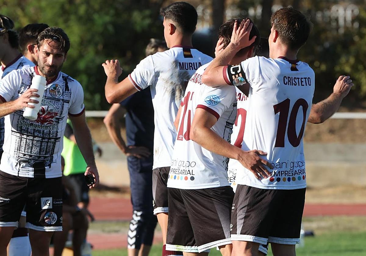Los jugadores del Salamanca UDS celebran el tanto del empate.