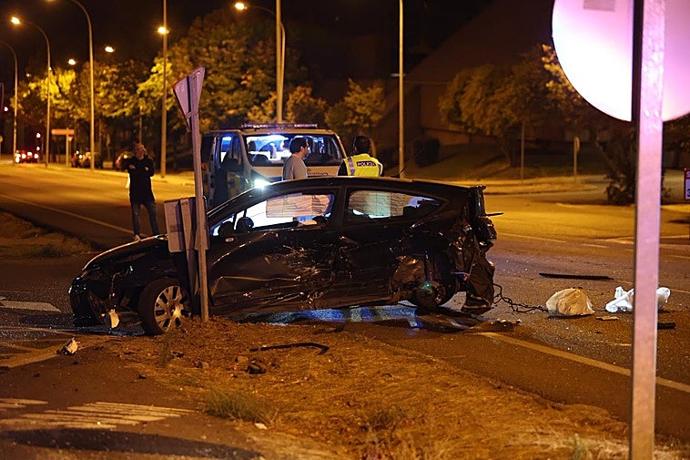 Así quedó uno de los coches tras el accidente.