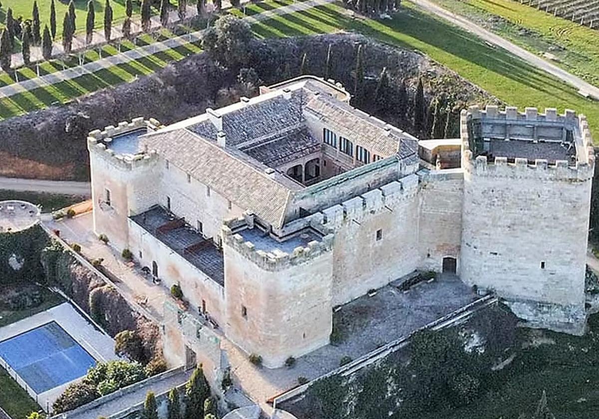 El Castillo del Buen Amor en Topas, Salamanca, en una vista aérea.