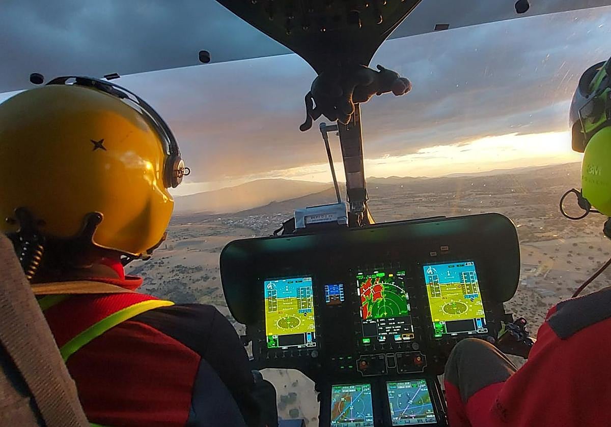 El helicóptero, durante el rescate.