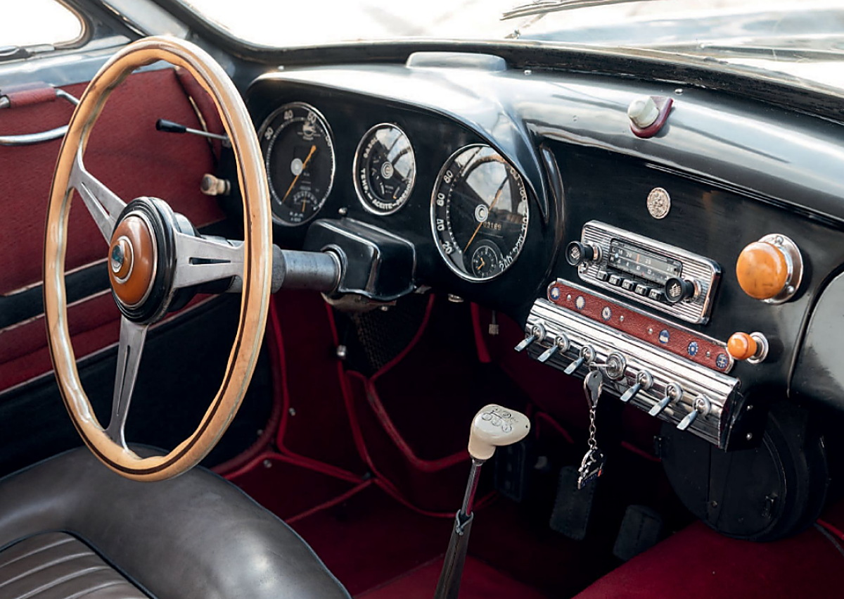 Imagen secundaria 1 - El motor 3.2, una de las características que hace especial el coche, y su interior totalmente restaurado por su dueño salmantino.