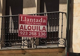 Cartel de alquiler en un piso de Salamanca