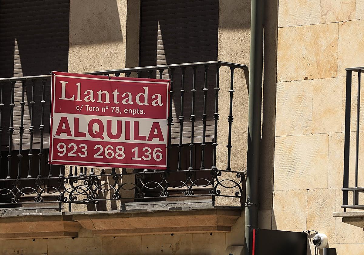 Cartel de alquiler en un piso de Salamanca