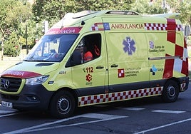 Ambulancia de Sacyl por las calles de Salamanca en una imagen de archivo.