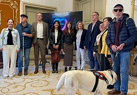 La concejala de Salud Pública, Vega Villar, recibe en el Ayuntamiento de Salamanca a la Asociación Retina Salamanca.