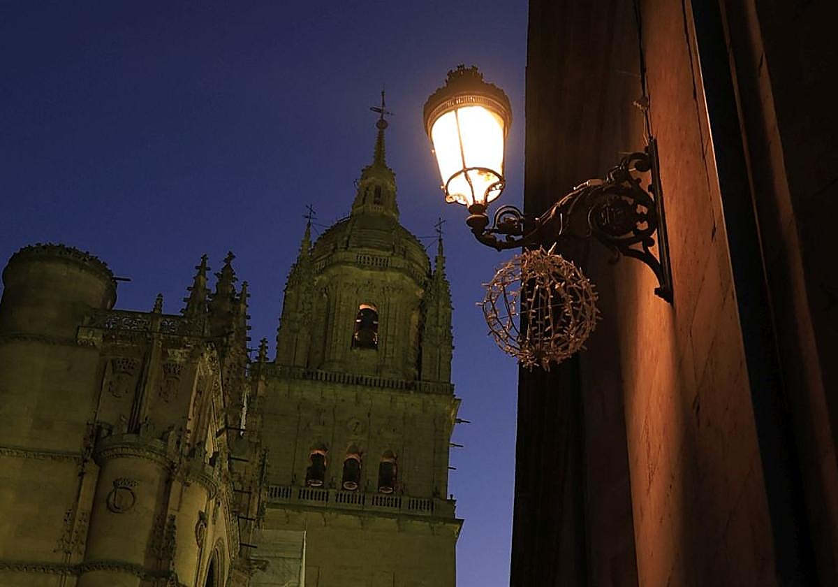 Una farola iluminada cerca de las catedrales de Salamanca.