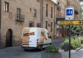 Vehículo accediendo a la zona peatonal controlada.