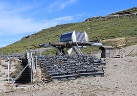 El telesilla de la estación, con las sillas desmontadas pendiente de reparación.