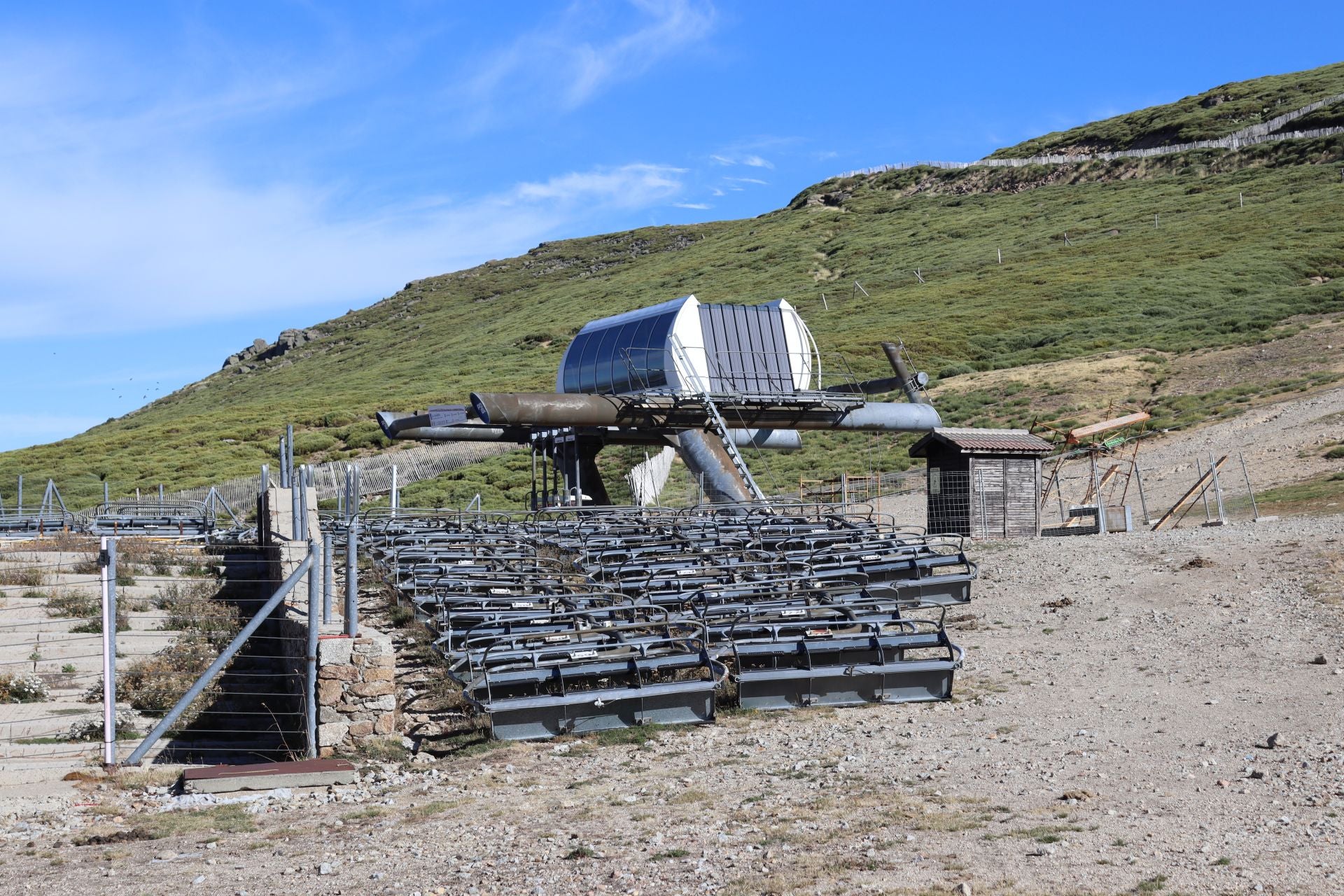 El telesilla de la estación, con las sillas desmontadas pendiente de reparación.