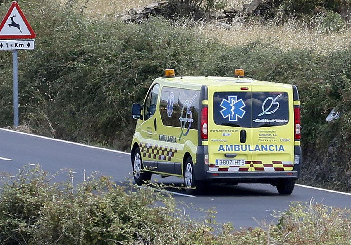 Un ambulancia por la provincia de Salamanca en una imagen de archivo.