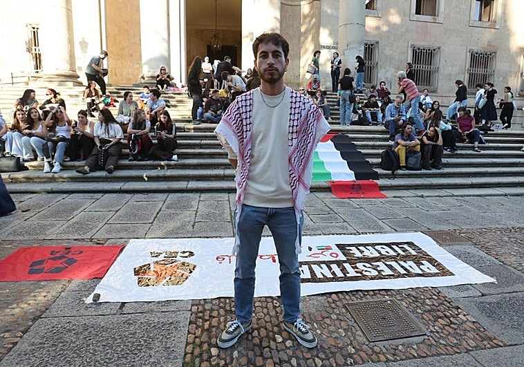 Néstor Prieto en las escaleras de Anaya para contar su experiencia.