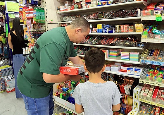 Una familia comprando material escolar en una imagen de archivo