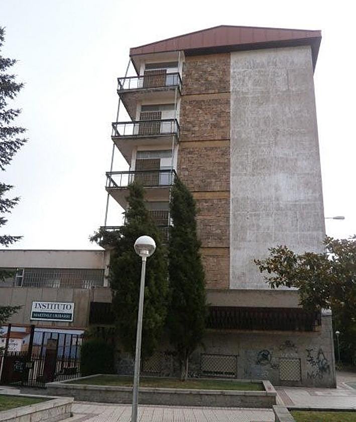 Imagen secundaria 2 - La zona vallada por seguridad, acceso al instituto y fachada lateral.