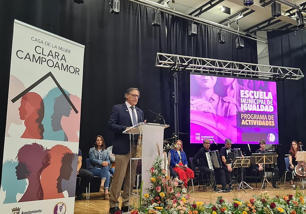 Carlog García Carbayo presenta el programa de actividades.