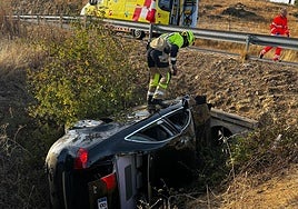 El coche tras dar varias vueltas de campana