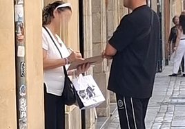 Fraude en la vía pública: se hacen pasar por una asociación de sordos para pedir dinero en Salamanca