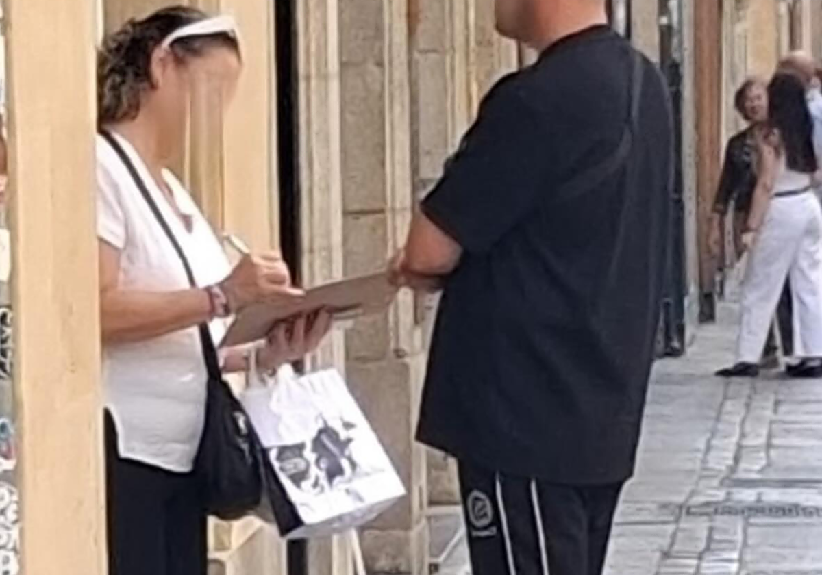 Fraude en la vía pública: se hacen pasar por una asociación de sordos para pedir dinero en Salamanca