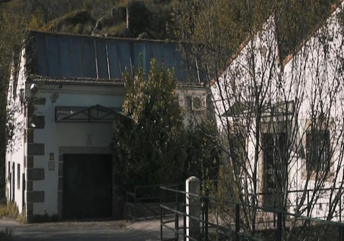 Imagen principal - La antigua fábrica en un pueblo de Salamanca en venta que se puede convertir en hotel de lujo