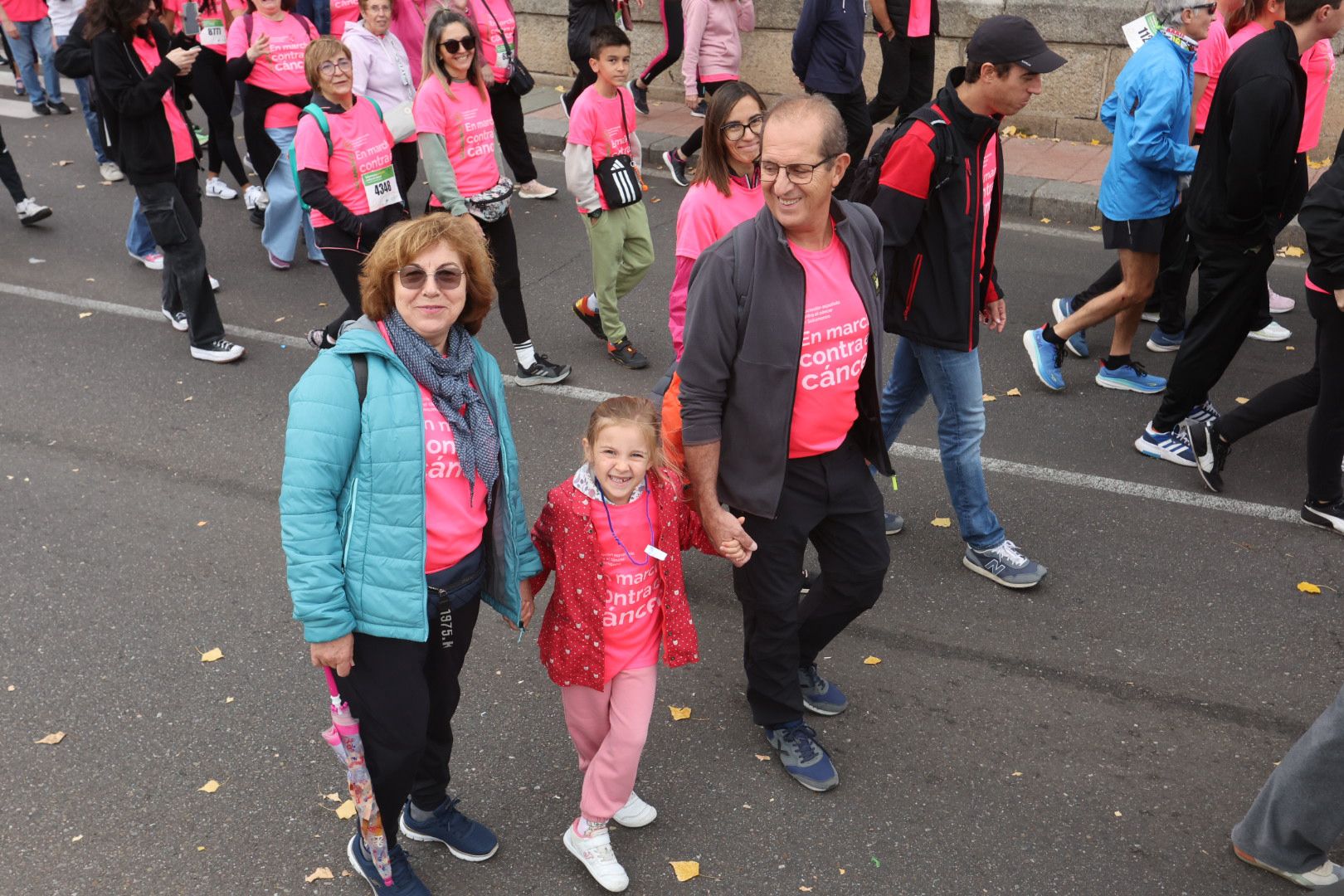 Salamanca ve la vida de color de rosa en la XI Marcha Contra el Cáncer