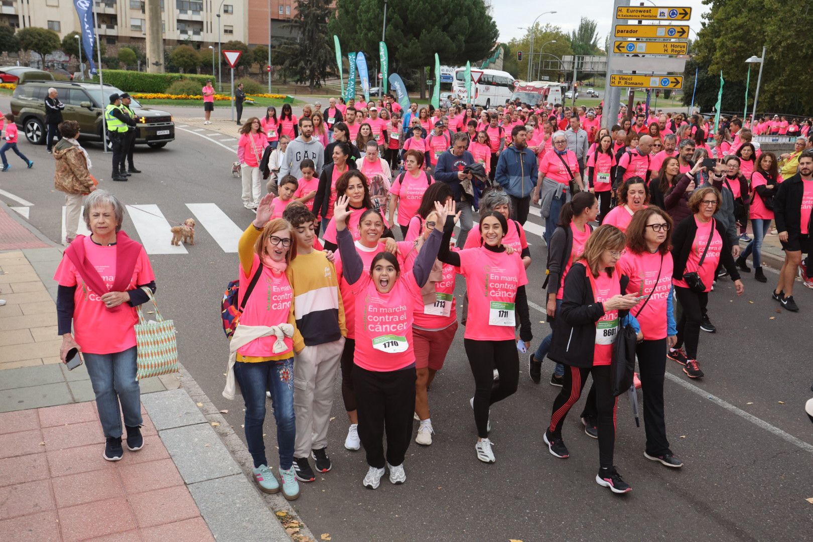 Salamanca ve la vida de color de rosa en la XI Marcha Contra el Cáncer