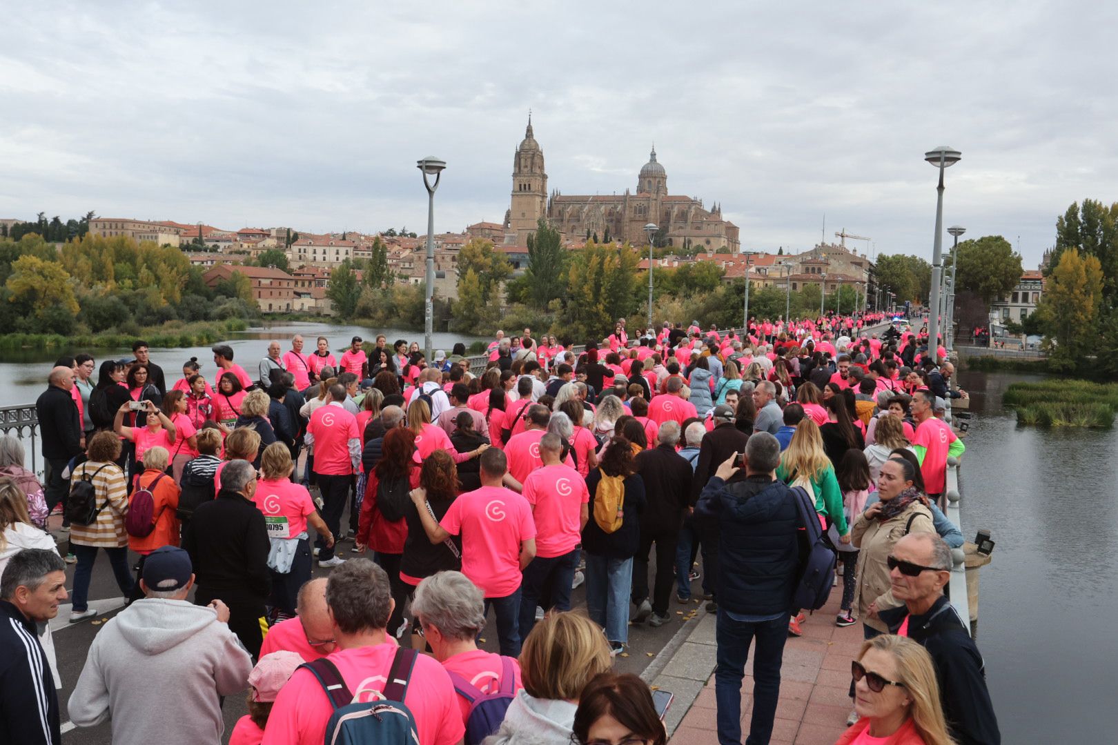 Salamanca ve la vida de color de rosa en la XI Marcha Contra el Cáncer
