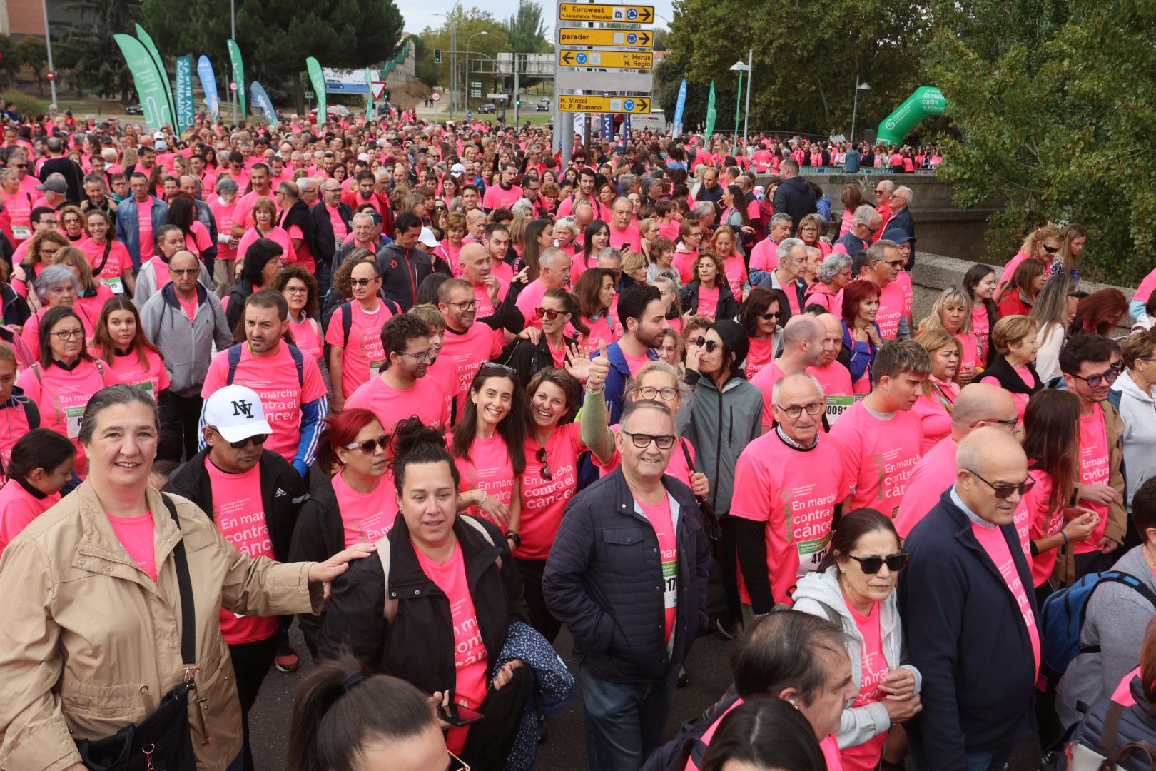 Salamanca ve la vida de color de rosa en la XI Marcha Contra el Cáncer