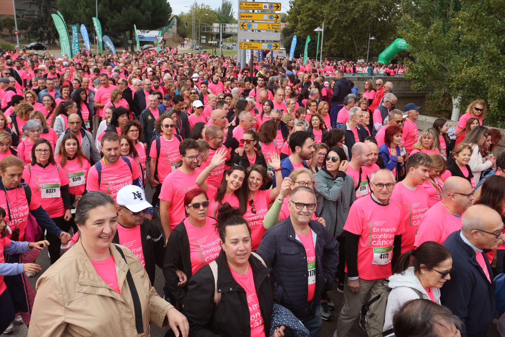 Salamanca ve la vida de color de rosa en la XI Marcha Contra el Cáncer