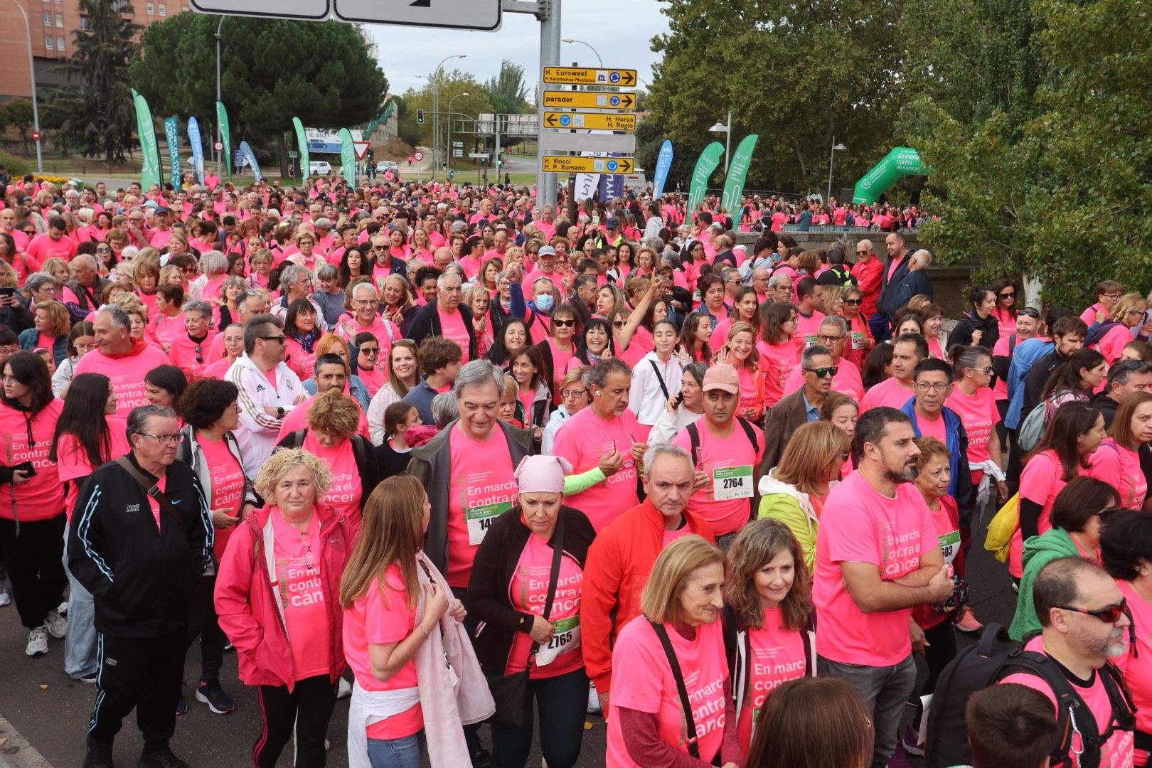 Salamanca ve la vida de color de rosa en la XI Marcha Contra el Cáncer