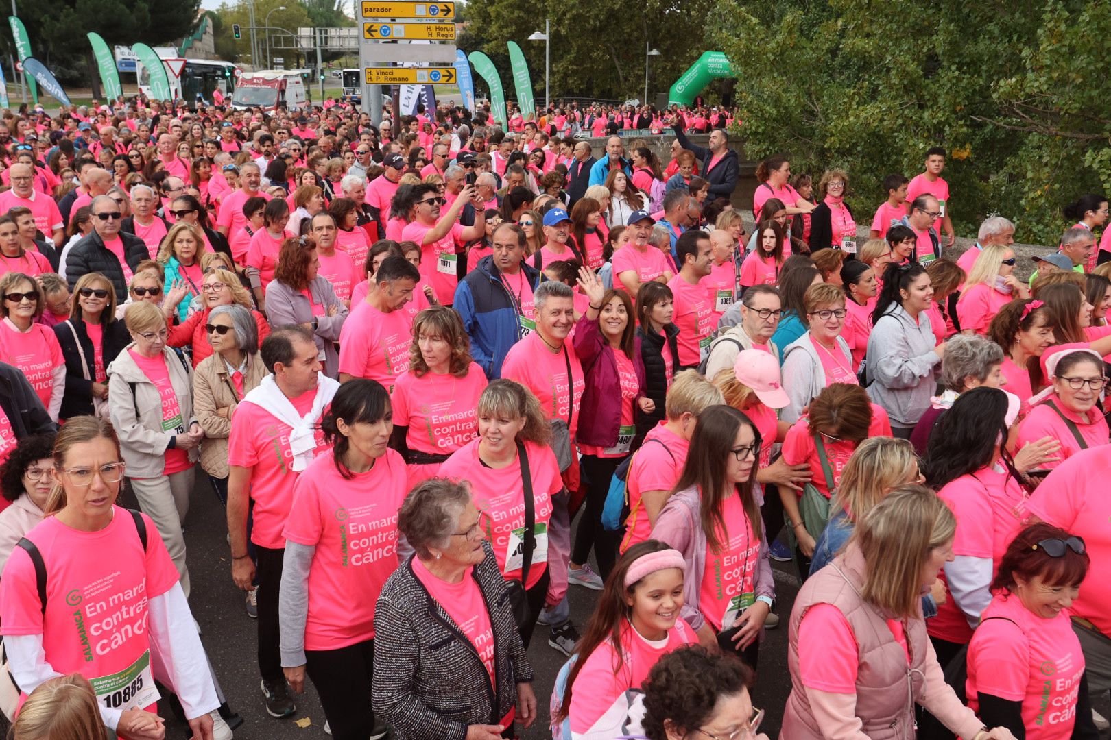 Salamanca ve la vida de color de rosa en la XI Marcha Contra el Cáncer