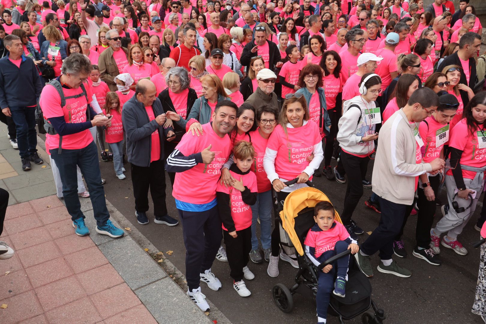 Salamanca ve la vida de color de rosa en la XI Marcha Contra el Cáncer