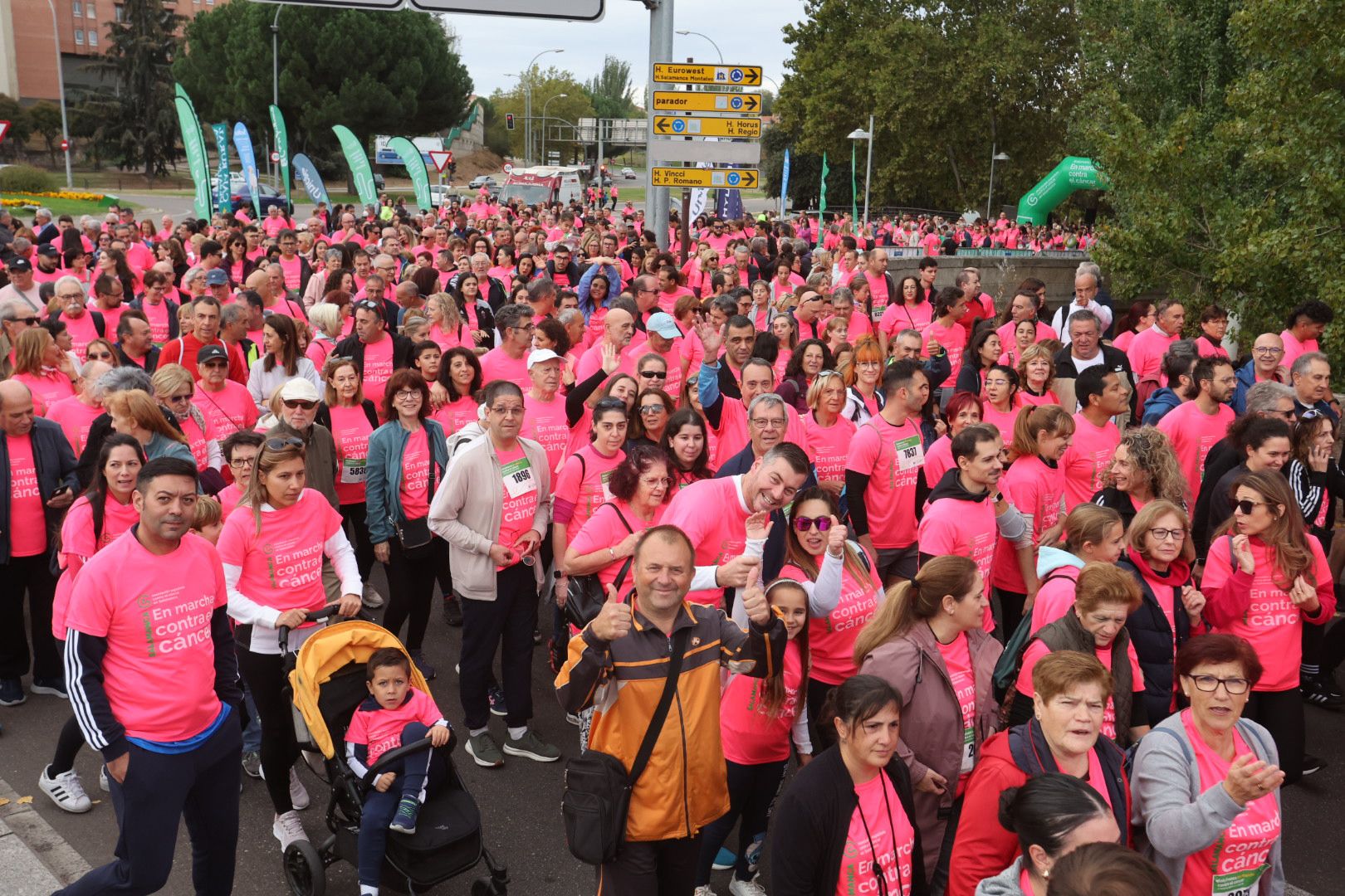 Salamanca ve la vida de color de rosa en la XI Marcha Contra el Cáncer