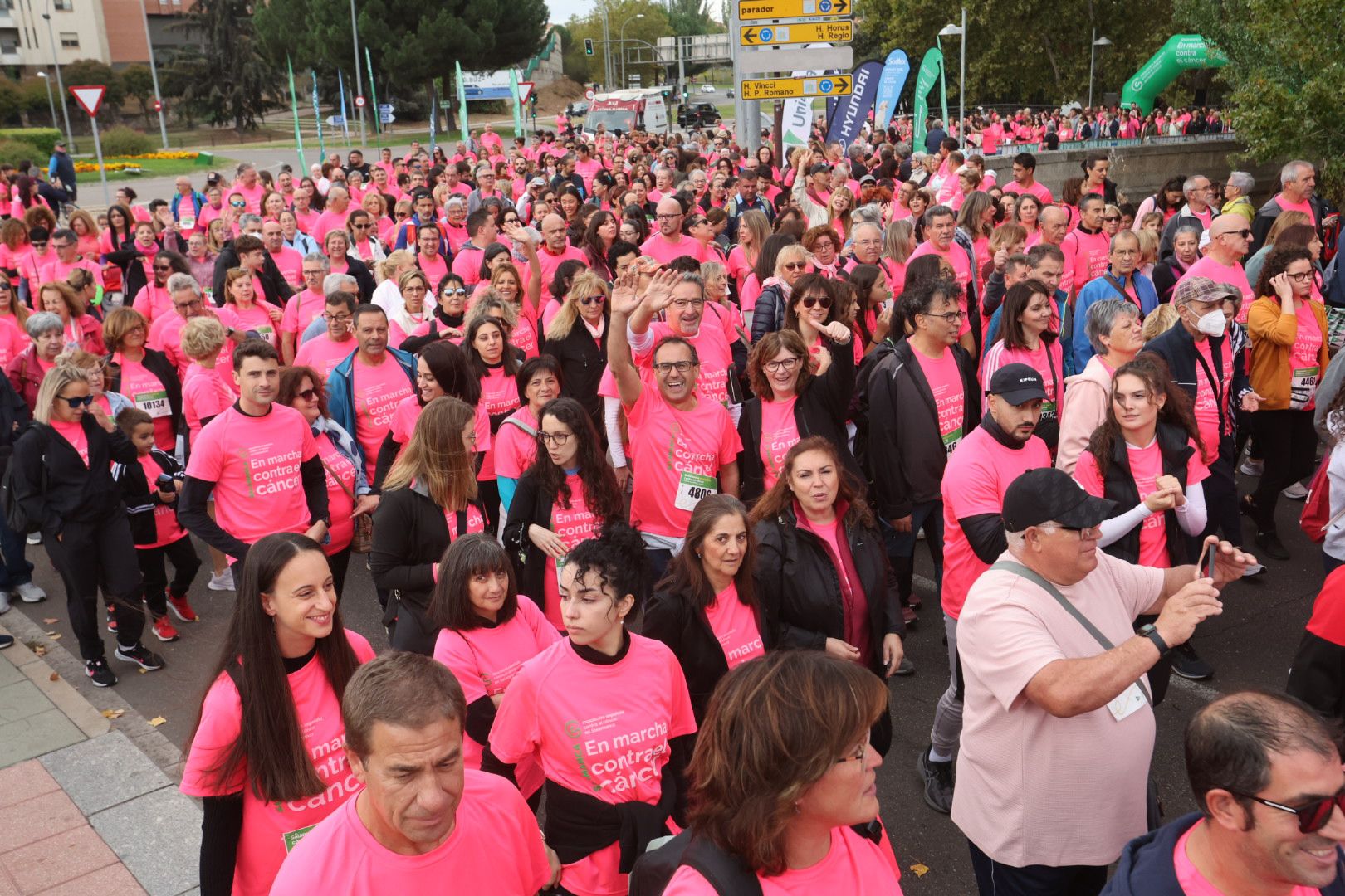 Salamanca ve la vida de color de rosa en la XI Marcha Contra el Cáncer