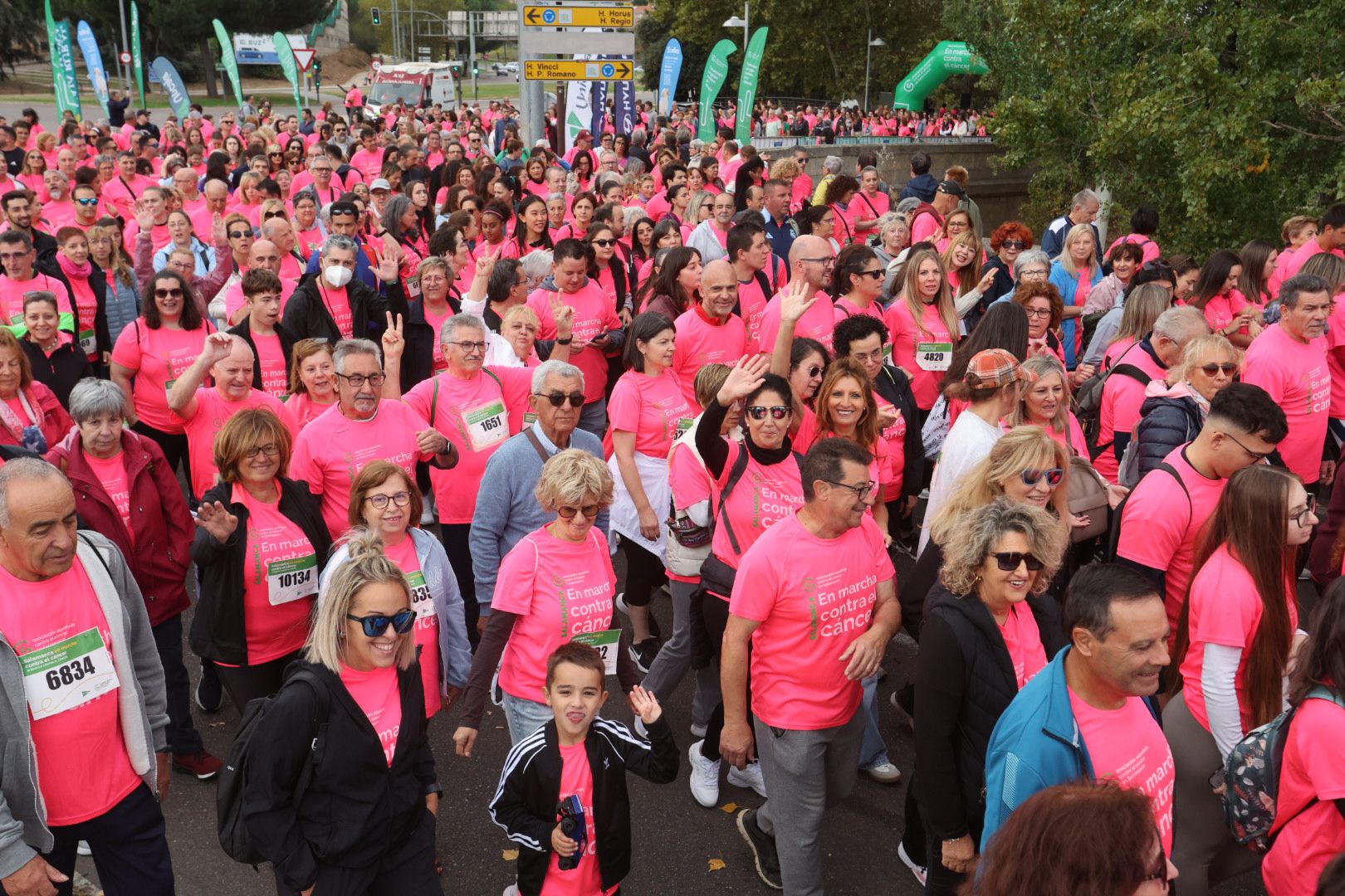 Salamanca ve la vida de color de rosa en la XI Marcha Contra el Cáncer
