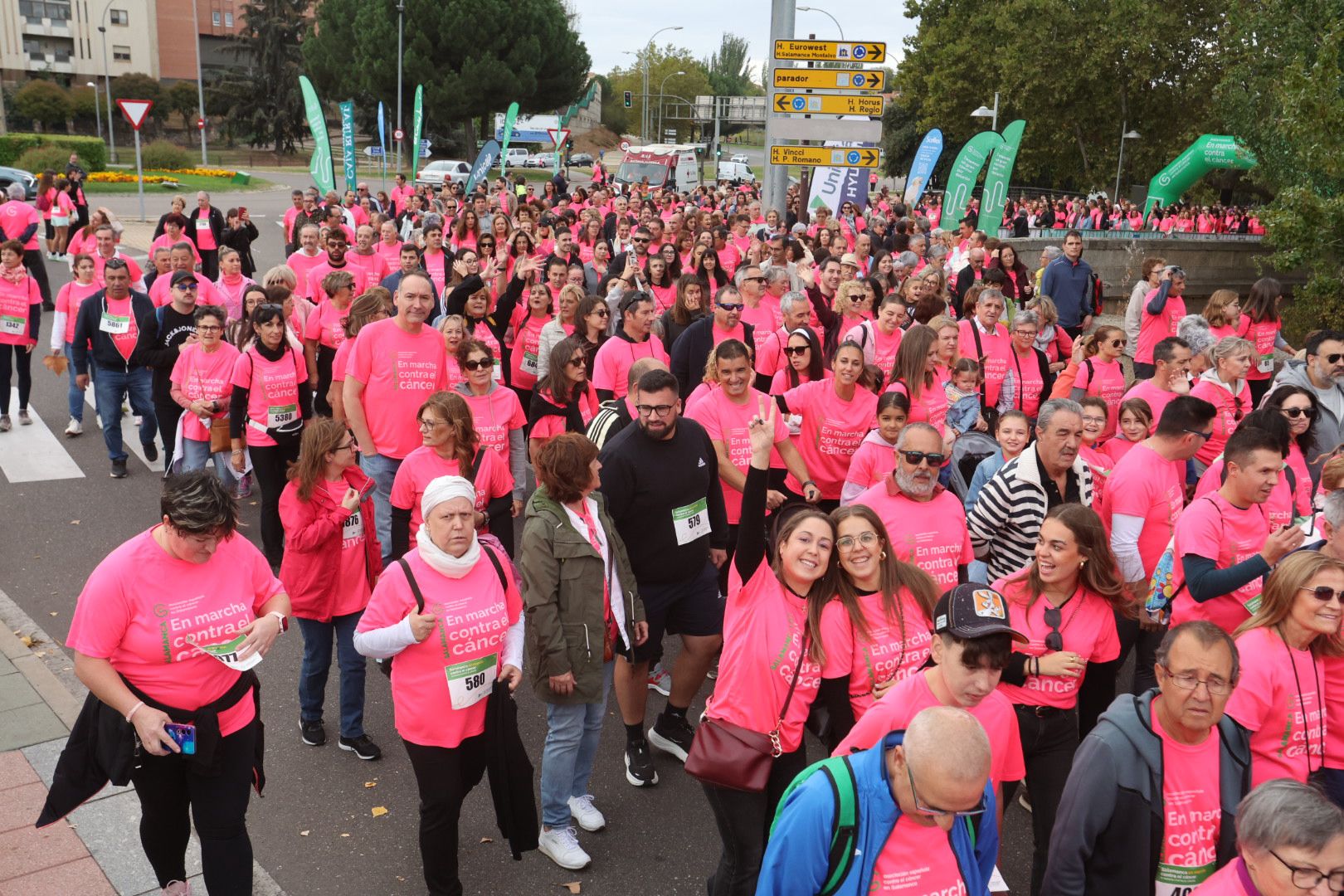 Salamanca ve la vida de color de rosa en la XI Marcha Contra el Cáncer