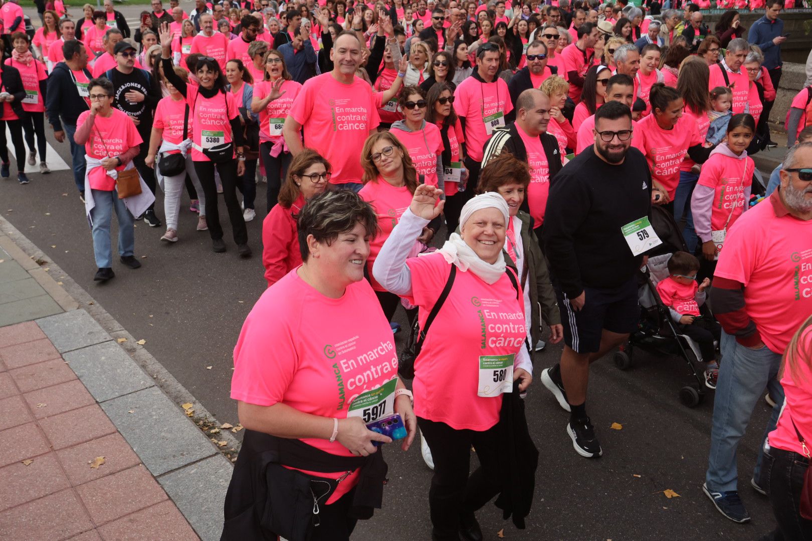 Salamanca ve la vida de color de rosa en la XI Marcha Contra el Cáncer