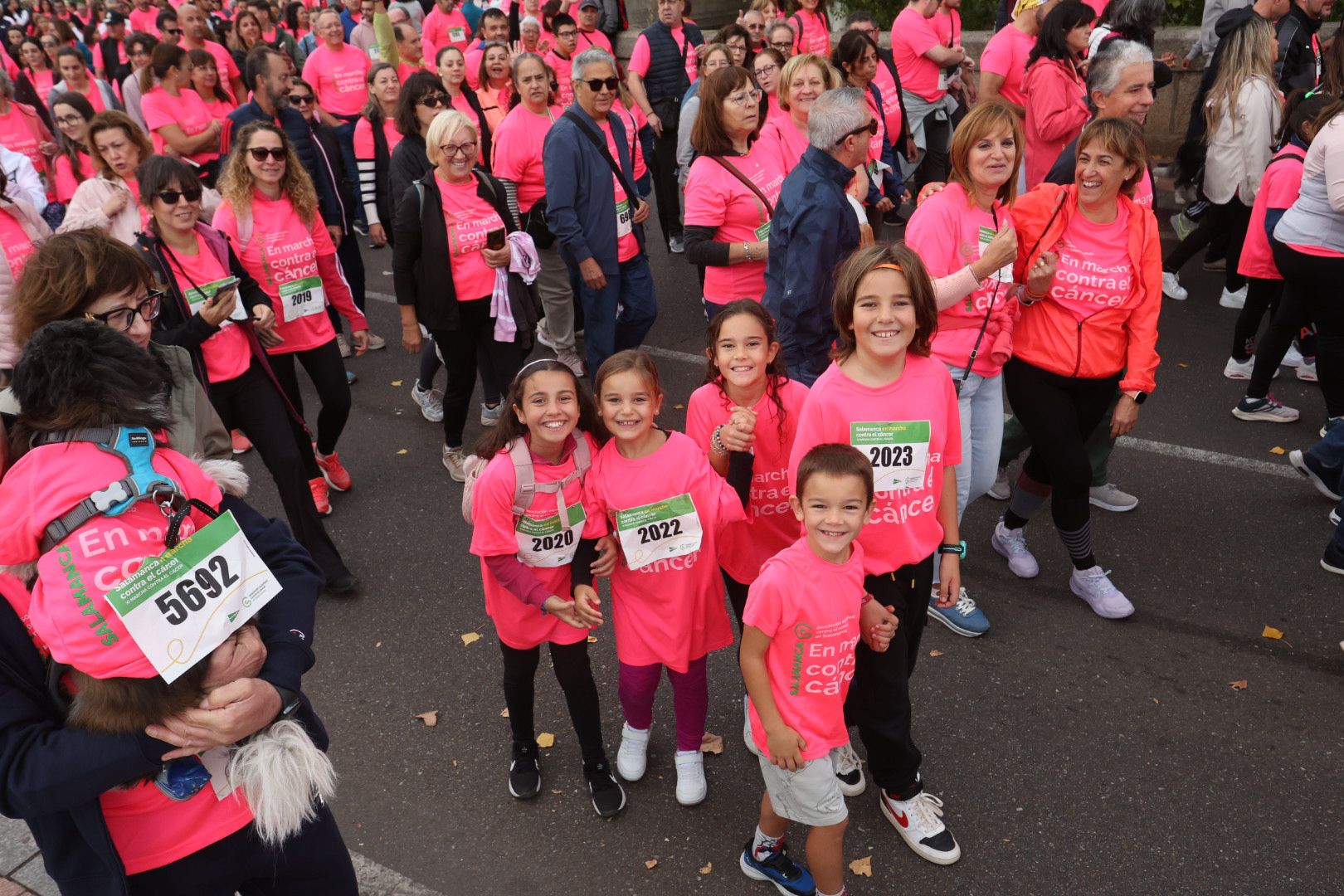 Salamanca ve la vida de color de rosa en la XI Marcha Contra el Cáncer